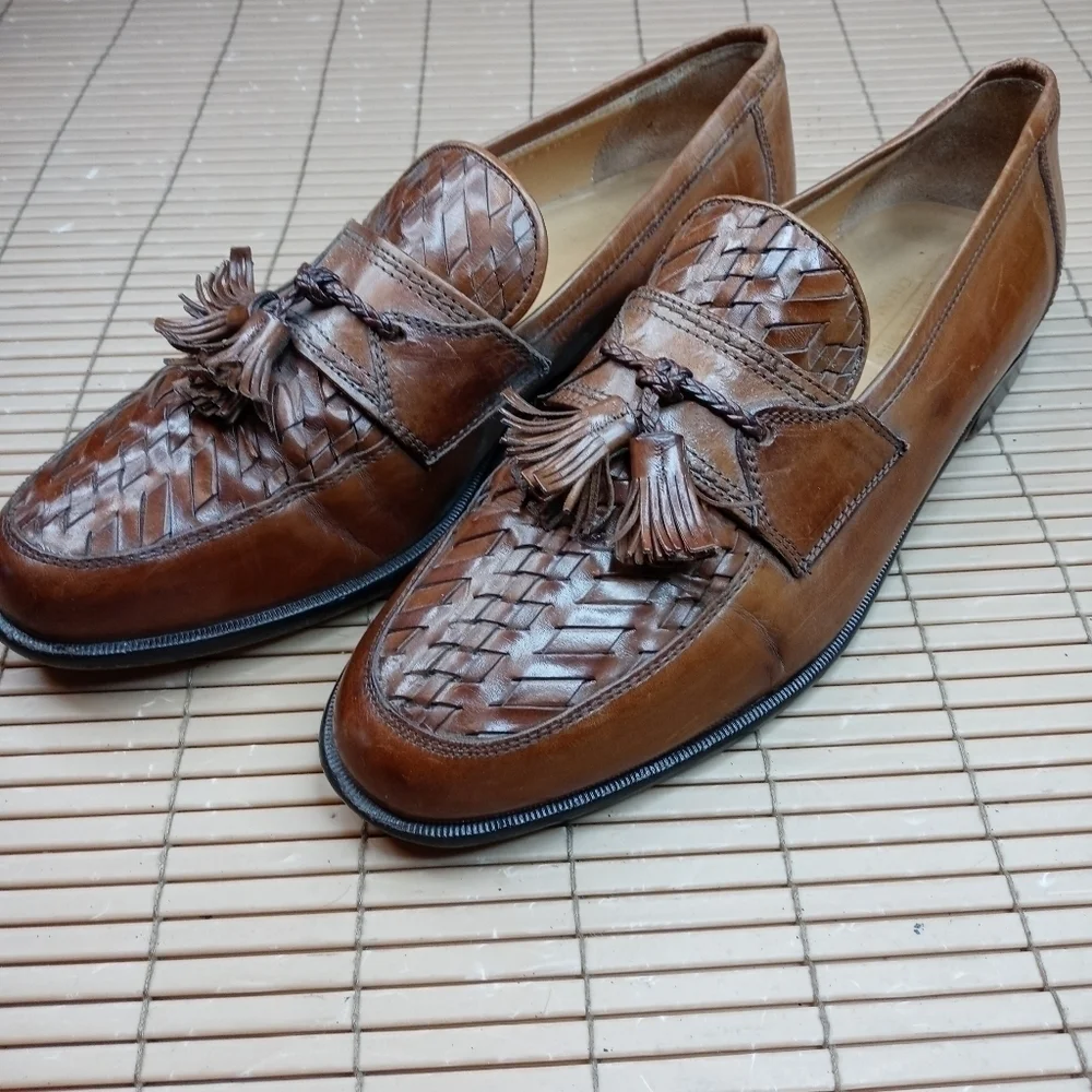 Johnston & Murphy men's woven leather brown tassel loafer sz 10.5M. Made in Ital
